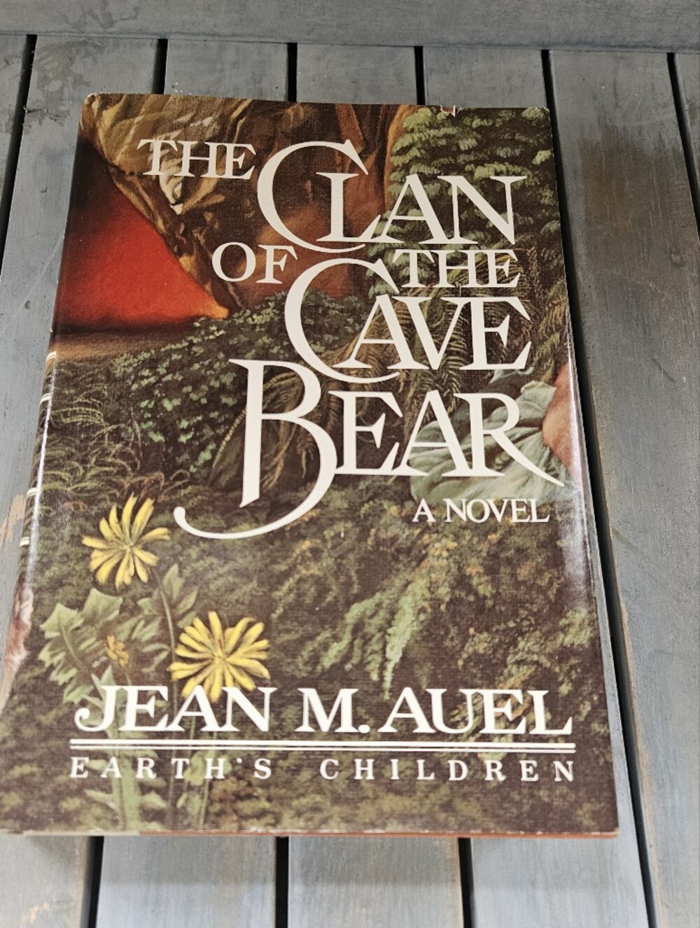 "The Clan of the Cave Bear" Jean Auel 1980 Earth's Children Edition